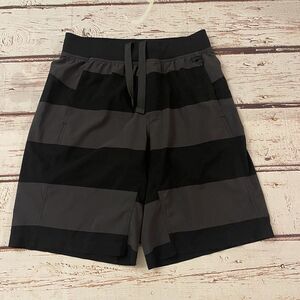 Lululemon Shorts Size Medium Black Gray Drawstring‎ Pockets Stretch Logo Mens